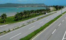 沖縄の道路は滑りやすい
